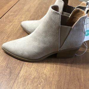 Universal thread booties. Size 8 1/2. New with tags